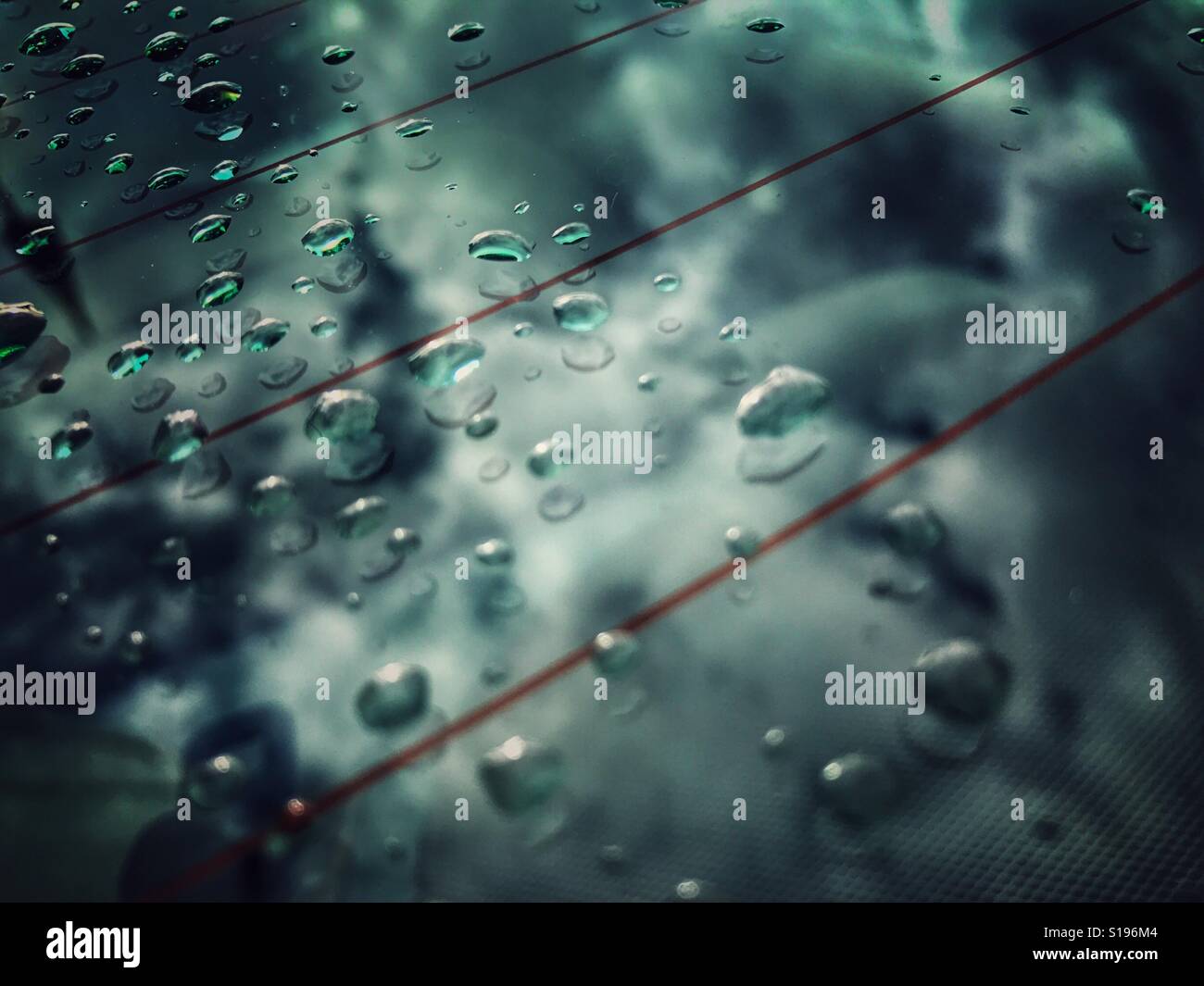 Gocce sul vetro - Immagine stock catturata con smartphone