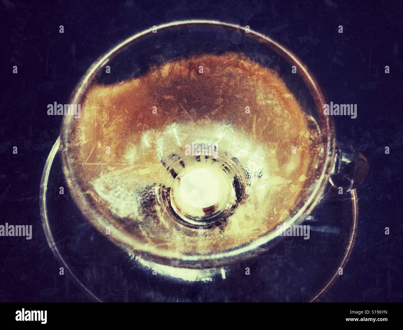 Svuotare tazza di caffè - Immagine stock catturata con smartphone