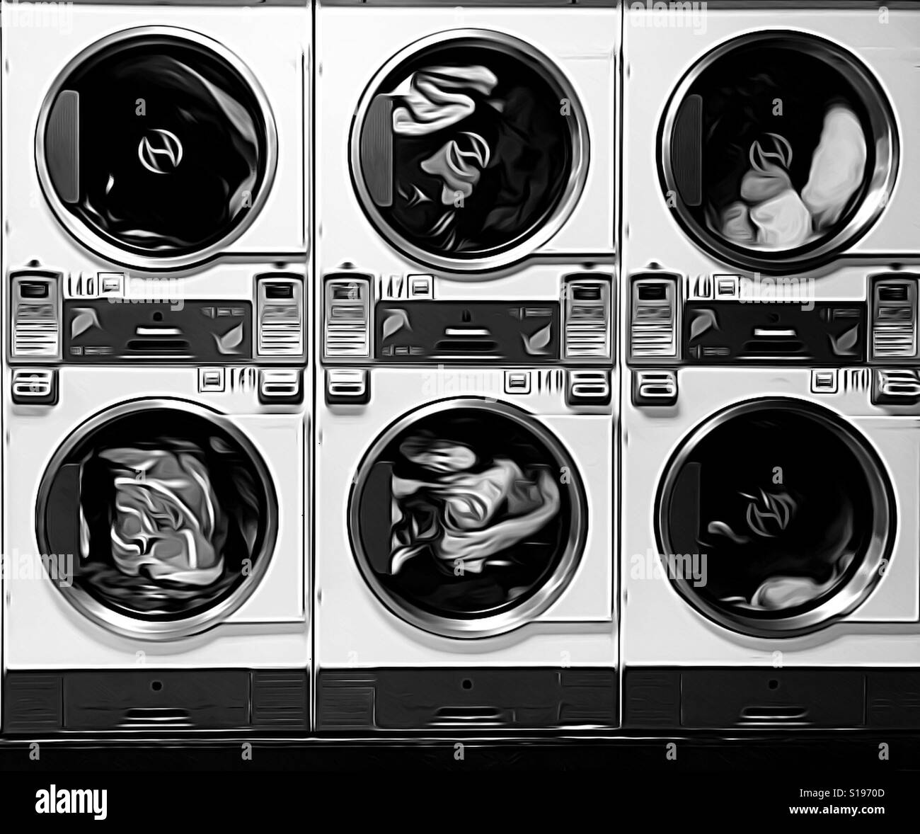 Vestiti di burattatura a secco la lavanderia a gettoni in bianco e nero Foto Stock