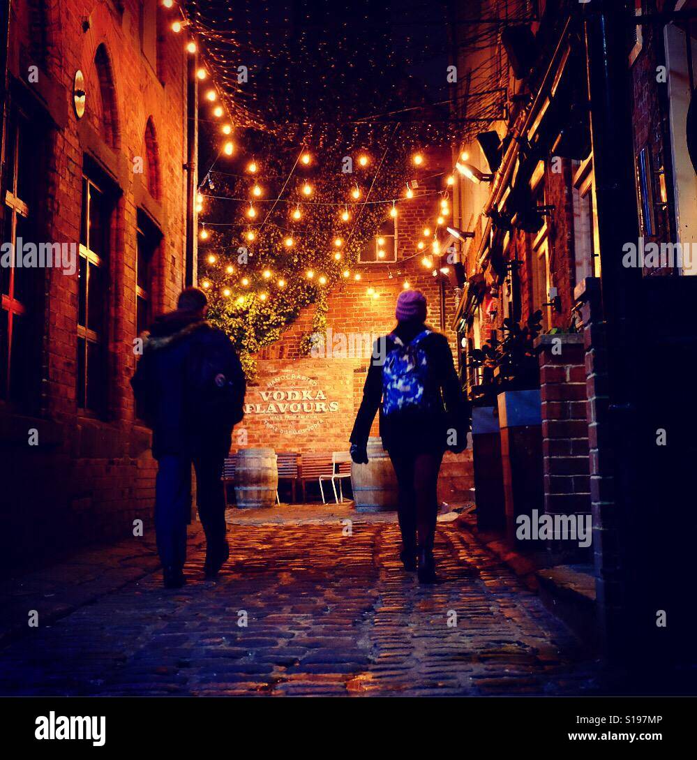 Passaggio attraverso il Queens Court a Leeds, West Yorkshire. - Immagine stock catturata con smartphone