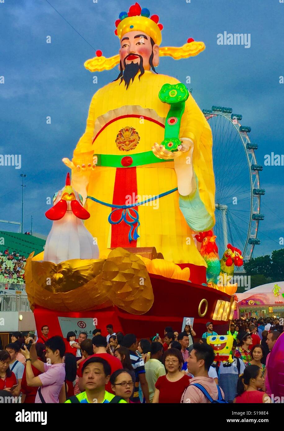 Folle si radunarono intorno a il gigante lanterne di Dio di fortuna presso il River Hongbao, Singapore Foto Stock