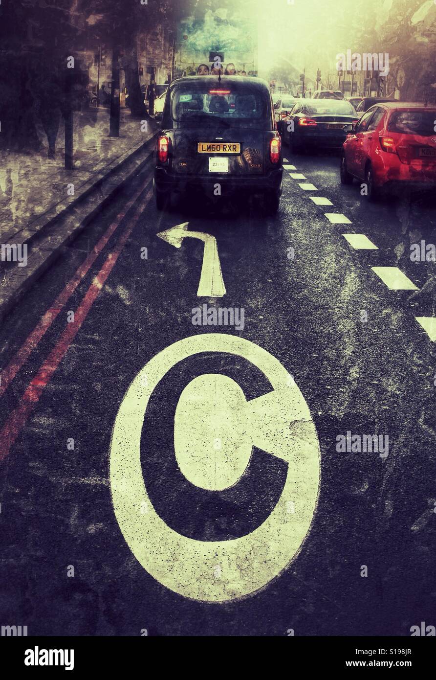 Una trafficata strada di Londra con un grande segnale Congestion Charge sulla strada con il traffico delle ore di punta del traffico e i taxi di Londra in stato di fermo in un ingorgo. Foto Stock