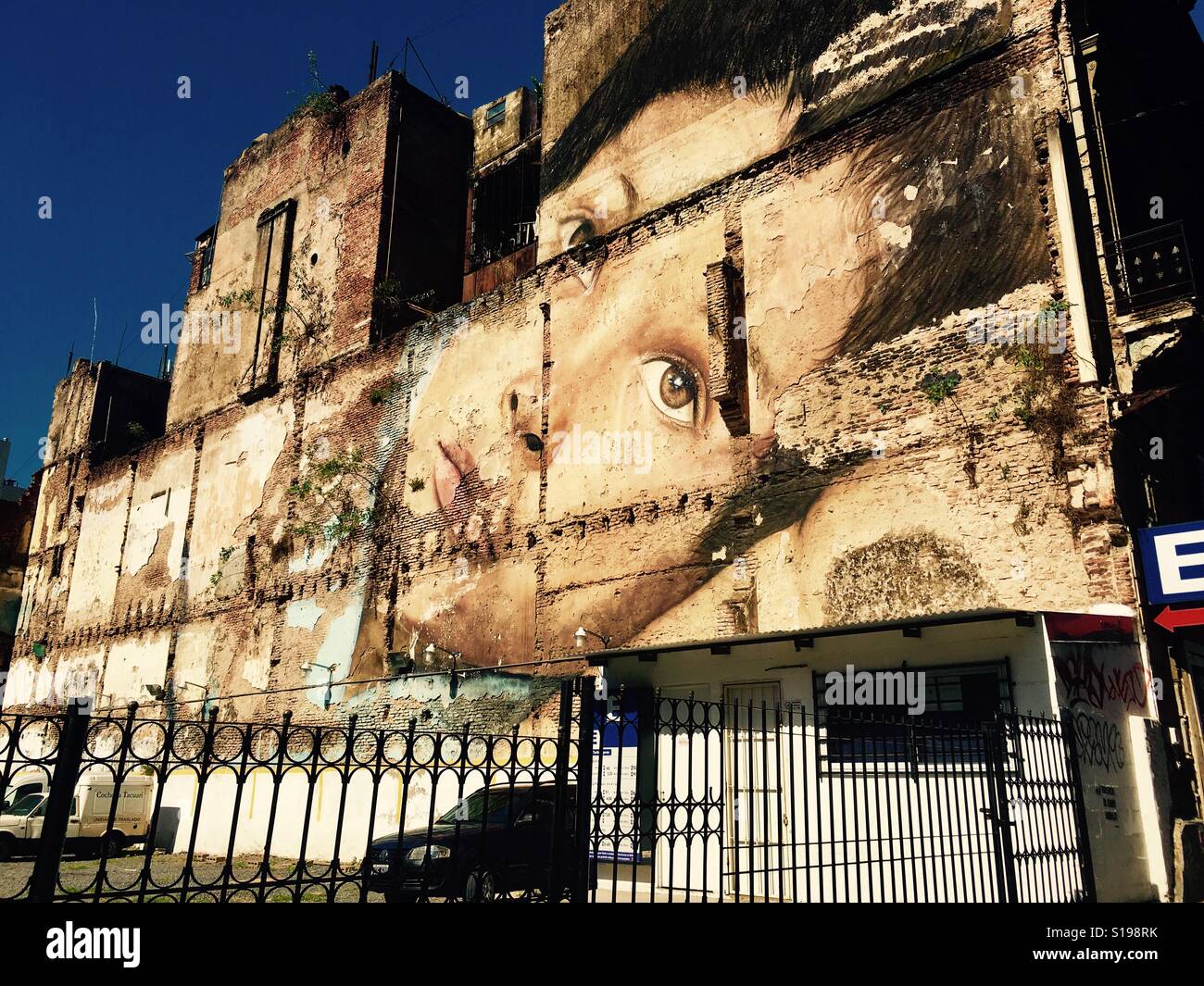 Arte di strada su un edificio di Buenos Aires - Immagine stock catturata con smartphone