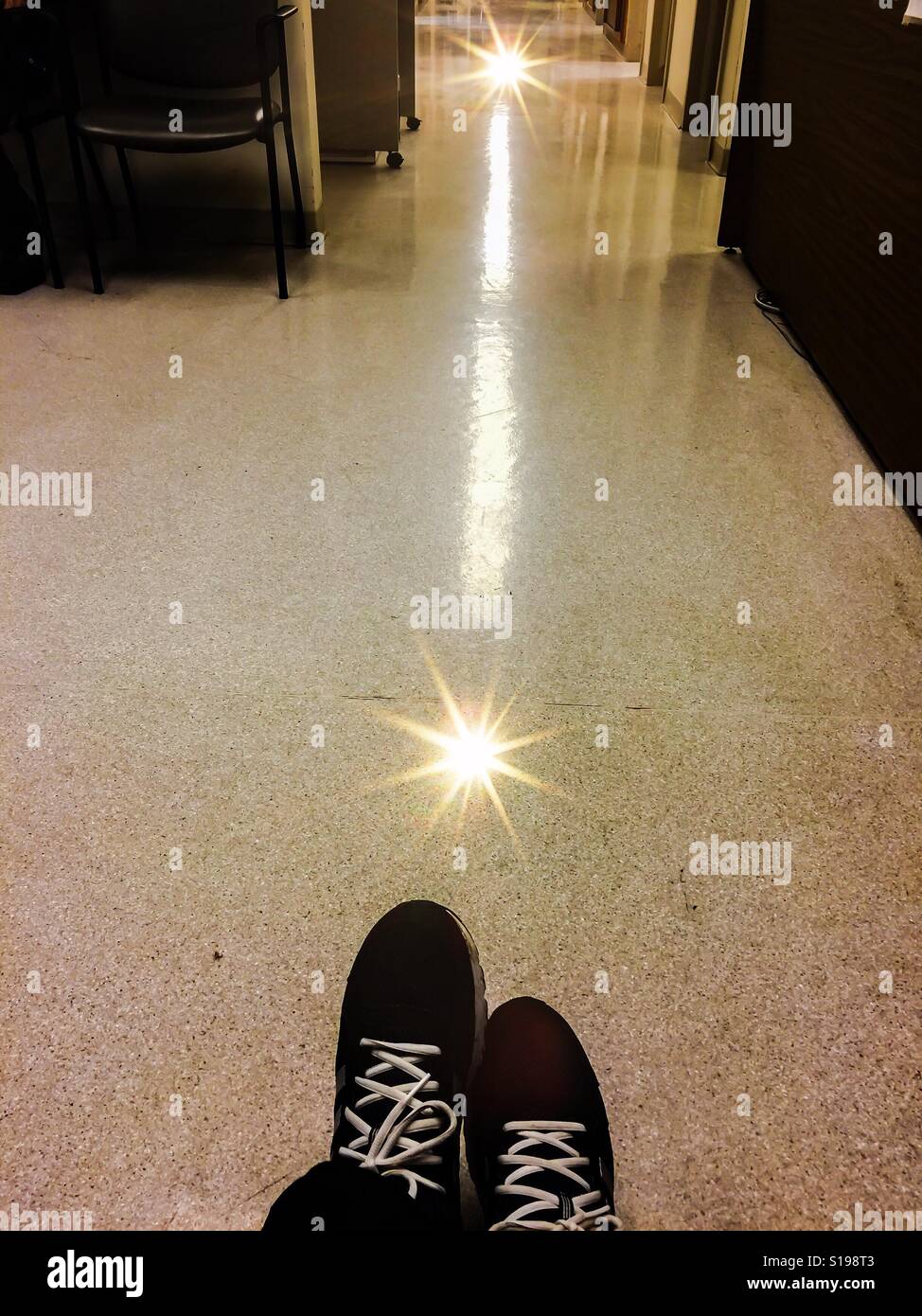Star Trek, letteralmente. Un passaggio lungo e stretto. Plafoniere riflesse sul pavimento luminoso. Foto Stock