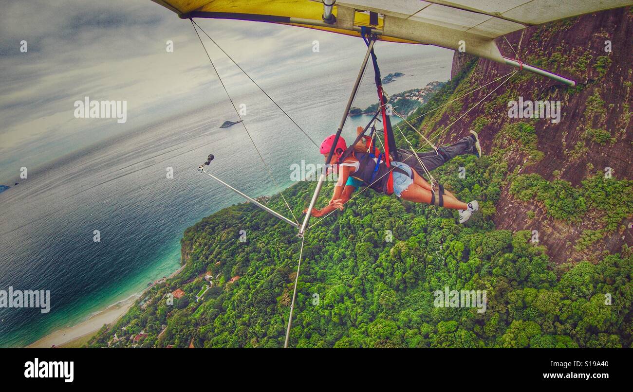 In deltaplano sopra Rio de Janeiro Foto Stock