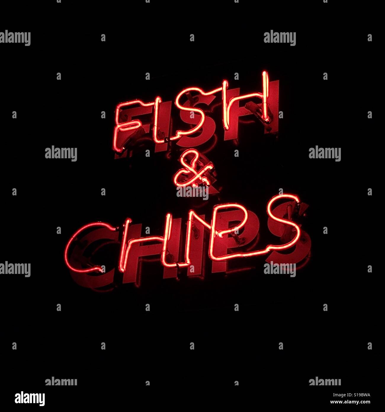 Neon di pesce e patatine shop segno Foto Stock