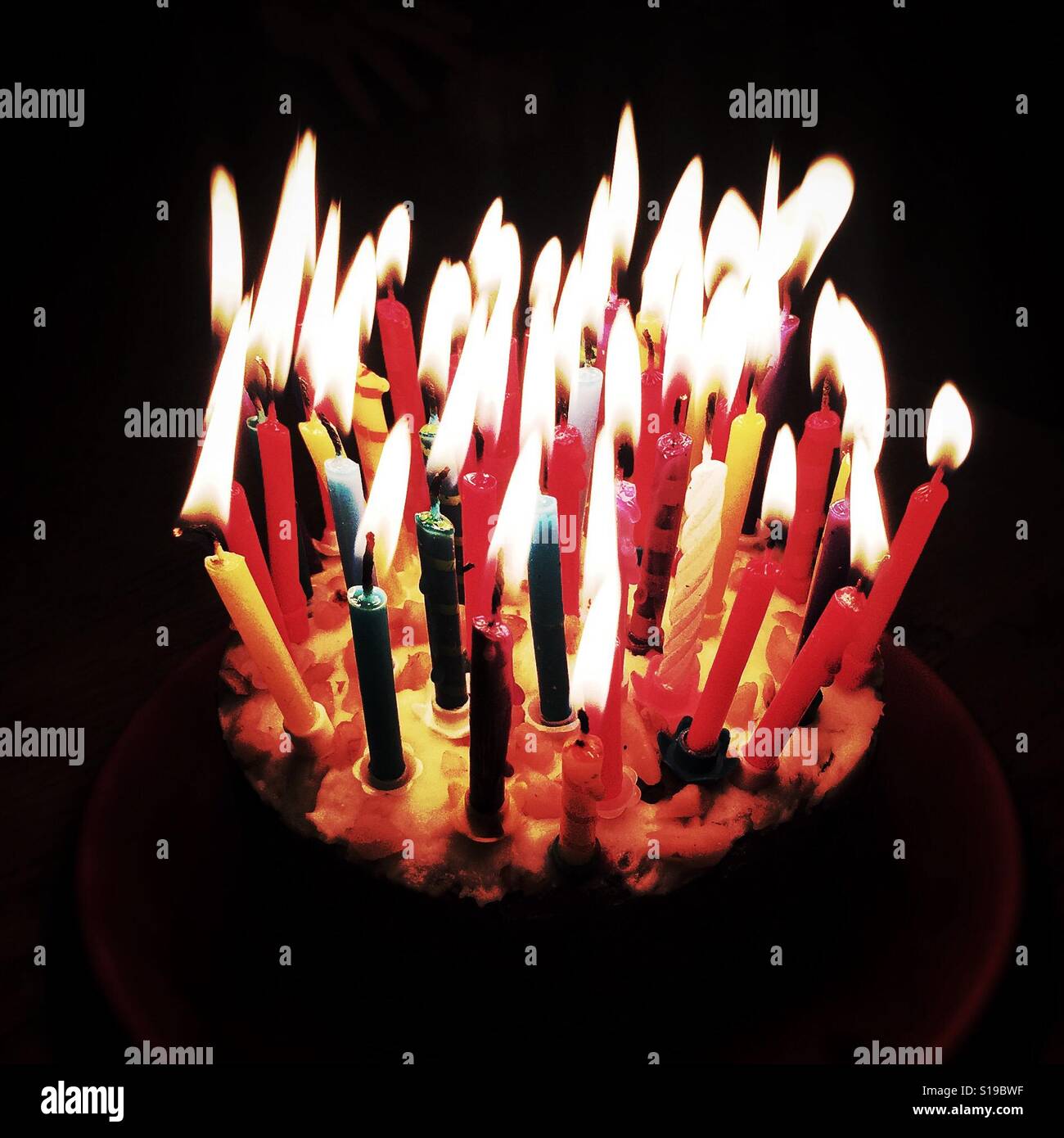 Torta di compleanno con 45 candele Foto Stock