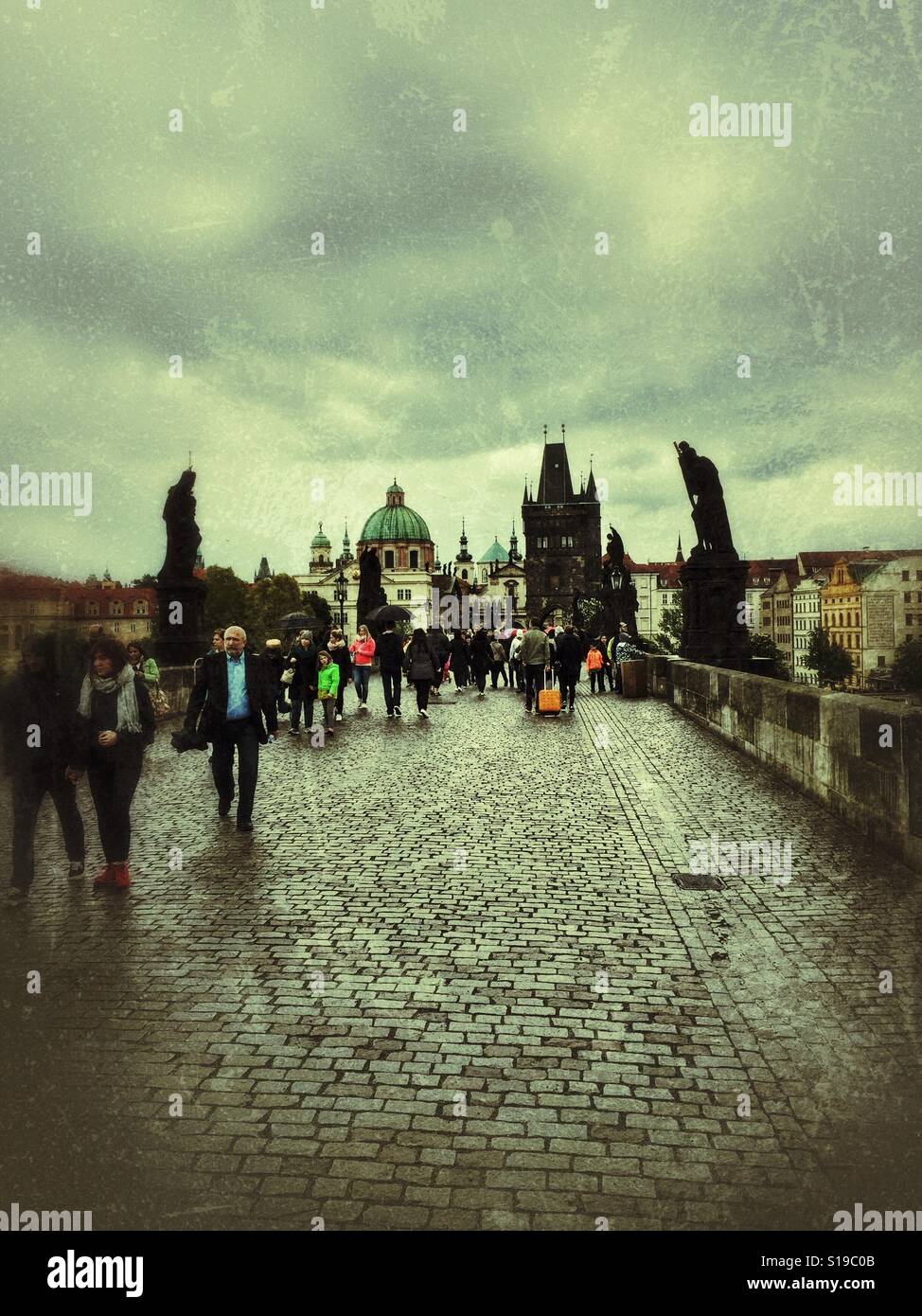 I turisti su Charlie's bridge Praha - Chez Repubblica - Immagine stock catturata con smartphone