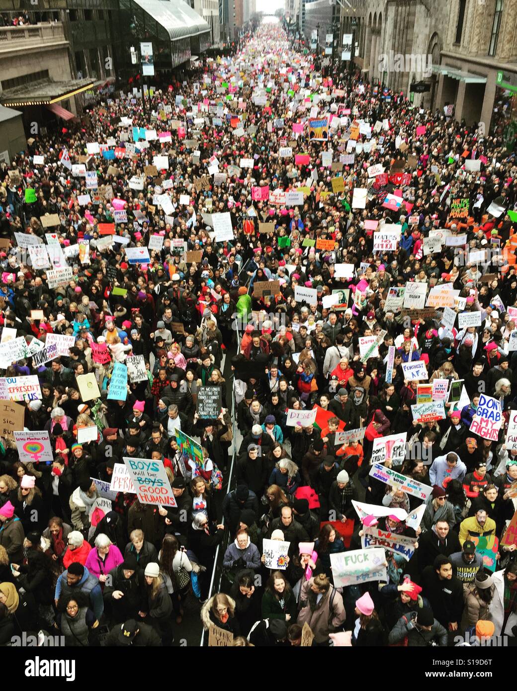 I manifestanti riempito 42nd street vicino a Grand Central Terminal. Più di 400.000 hanno partecipato donne del marzo New York come parte di simili manifestazioni in tutto il paese e il mondo su 1/21/17 Foto Stock