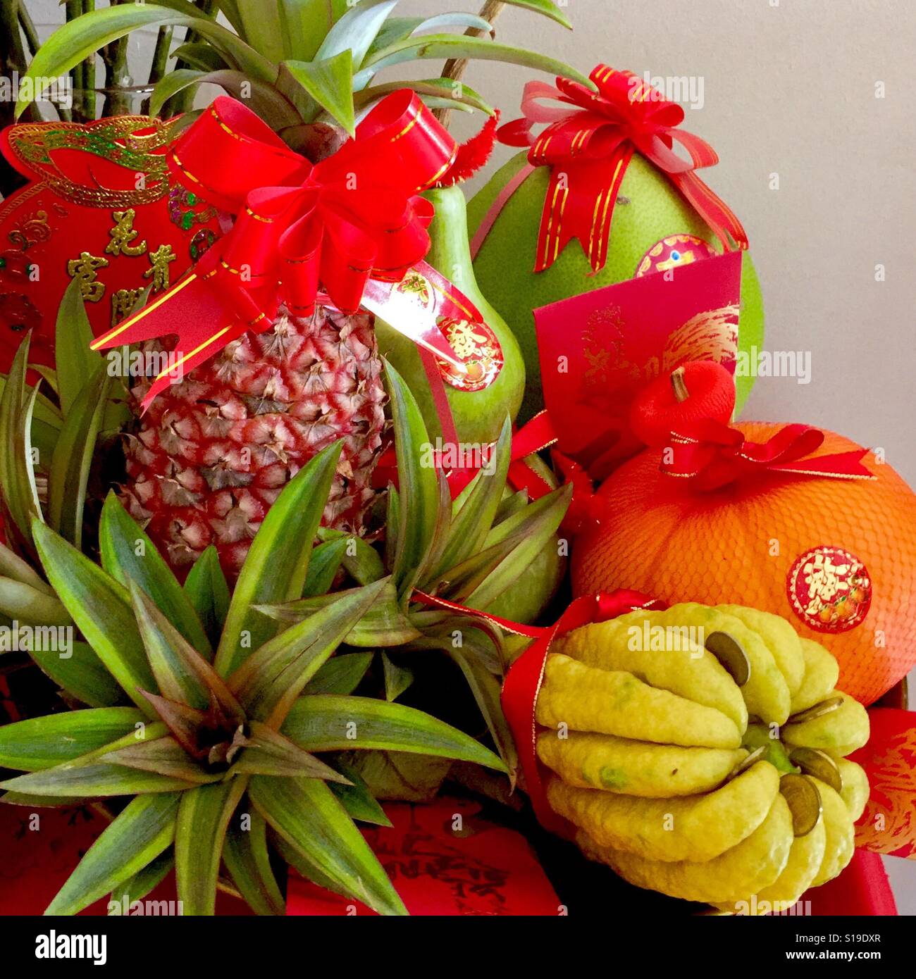 Felice Anno Nuovo Cinese frutta - ananas, Buddha la mano, zucca zucca e pamelo Foto Stock