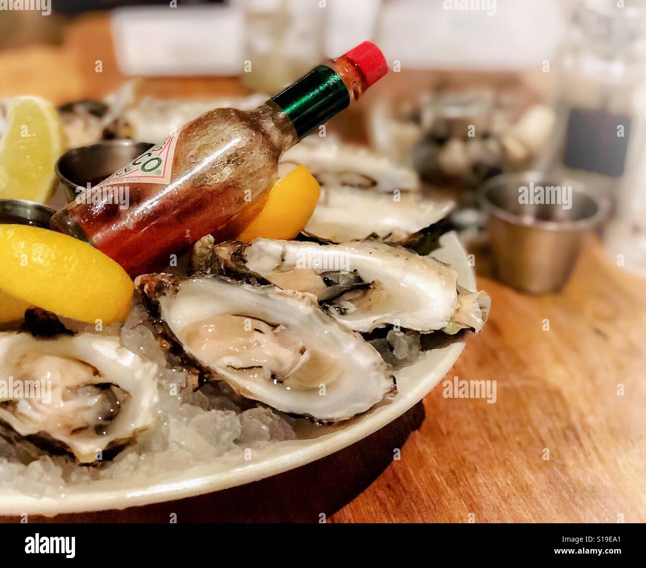 Materie oyster con salsa al peperoncino e limone Foto Stock