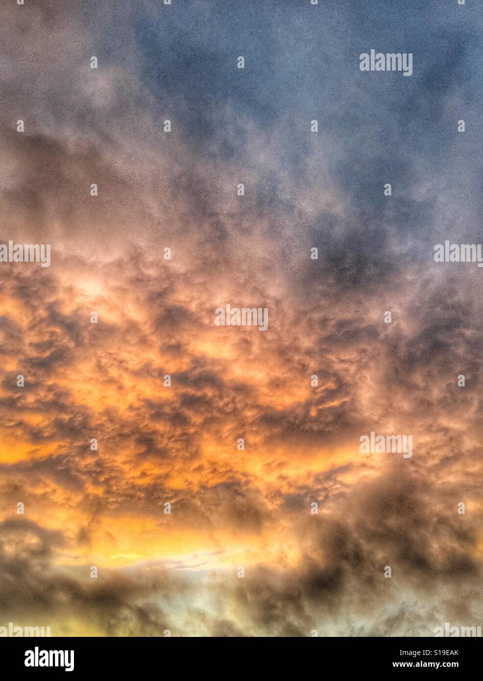 Dark meditabondo tramonto nuvole NEL REGNO UNITO Foto Stock