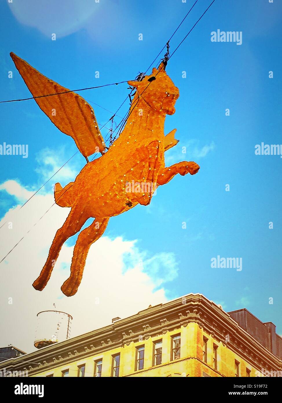 Pegasus mitico flying horse decorazione per il nuovo anno cinese, Chinatown, NYC, STATI UNITI D'AMERICA Foto Stock