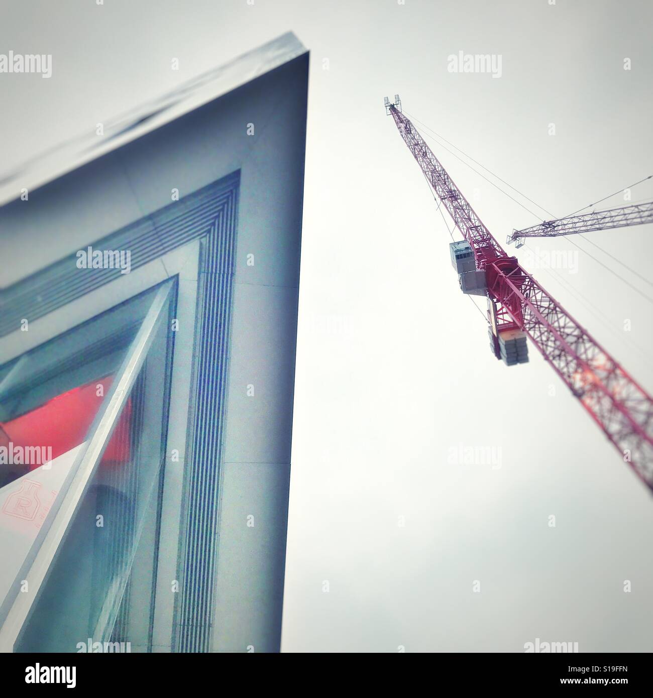 L'angolo di un edificio appuntita e una gru Foto Stock