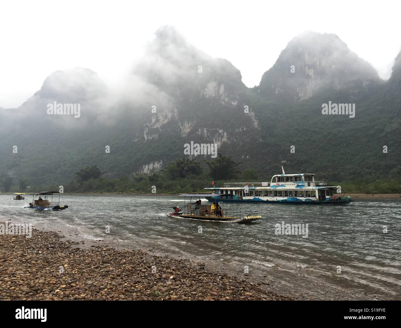 Vista vedere barche sul Fiume Lijiang, Guilin, Guangxi, Cina. Foto Stock
