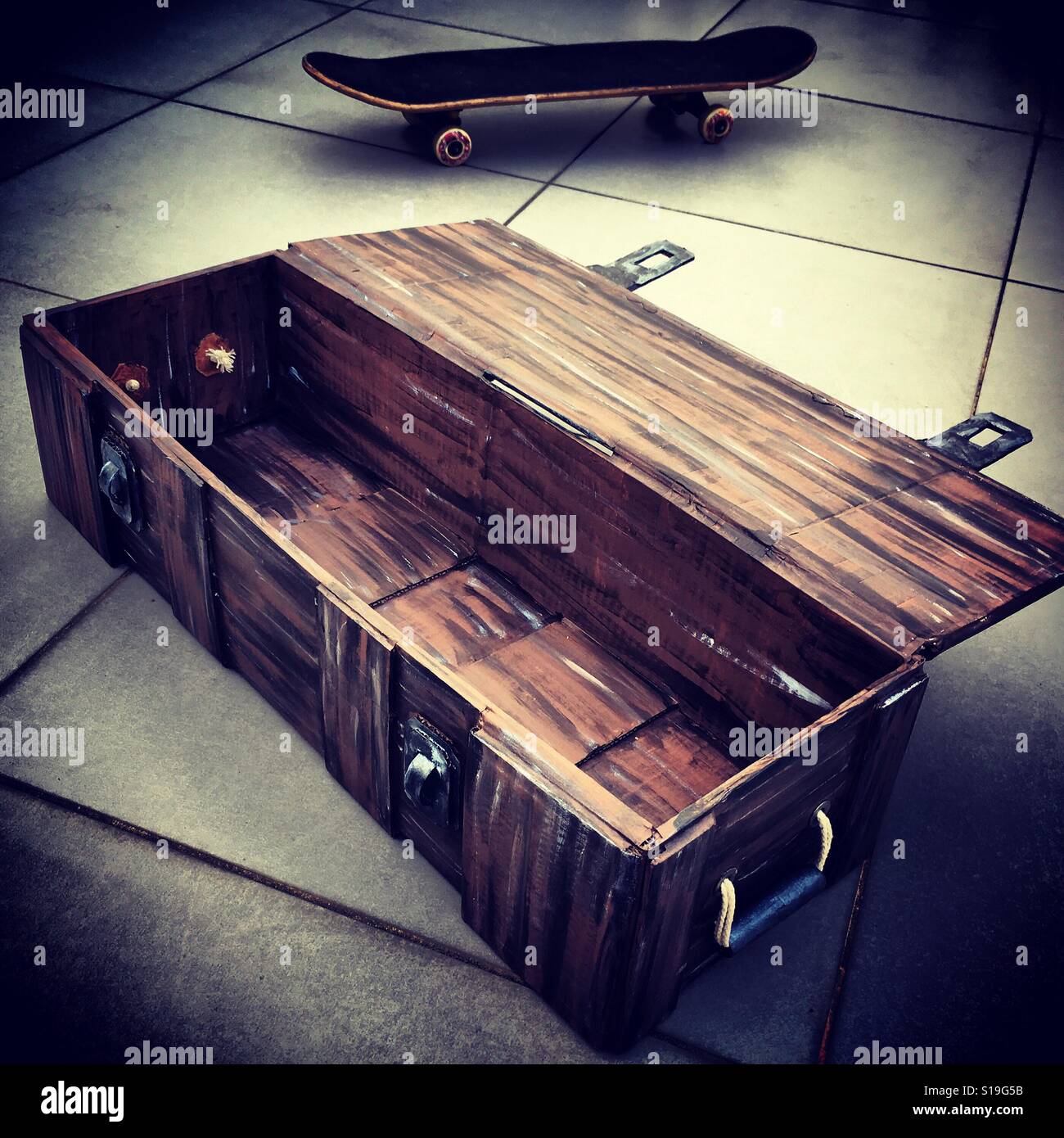 Scatola di cartone come un forziere di pirati per mettere un tesoro. Homa ha creato una scatola artistica artigianale - Immagine stock catturata con smartphone