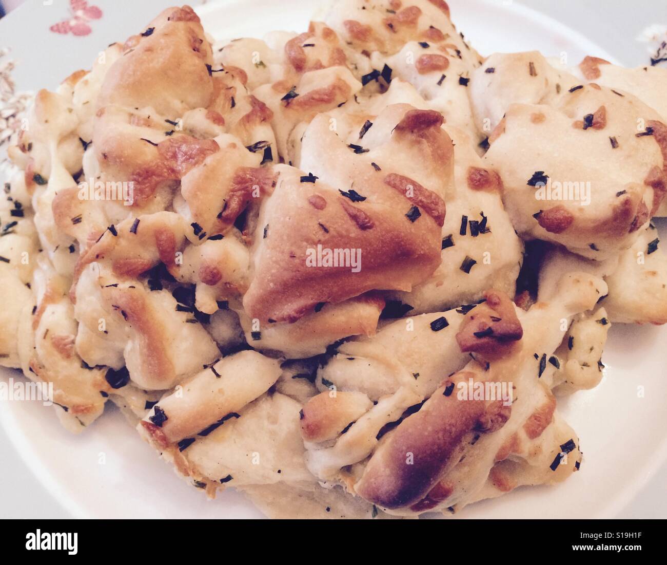 Strappare e condividere il pane appena sfornato, pane all'aglio Foto Stock