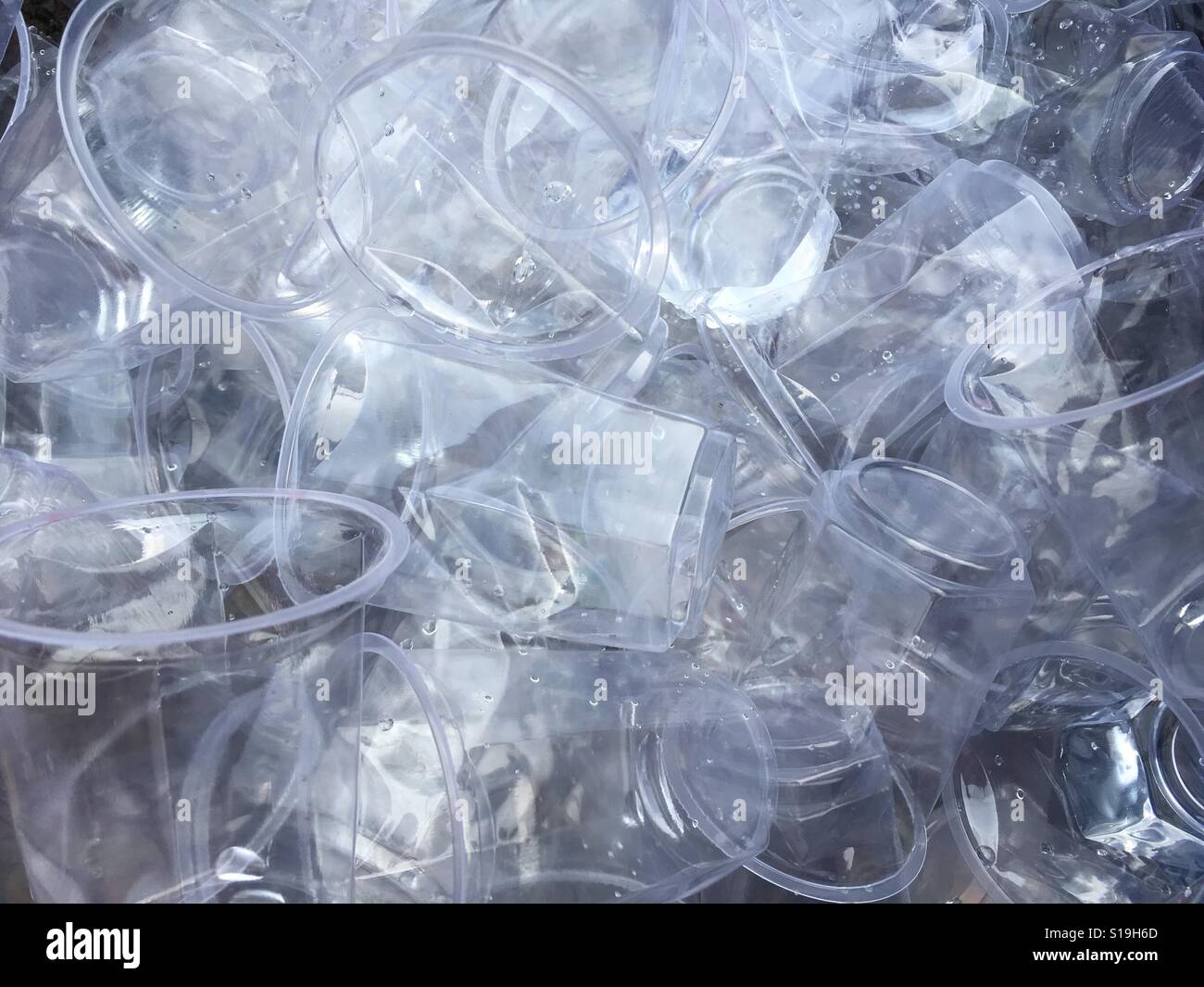 Usato vetro plastica impilate - Immagine stock catturata con smartphone