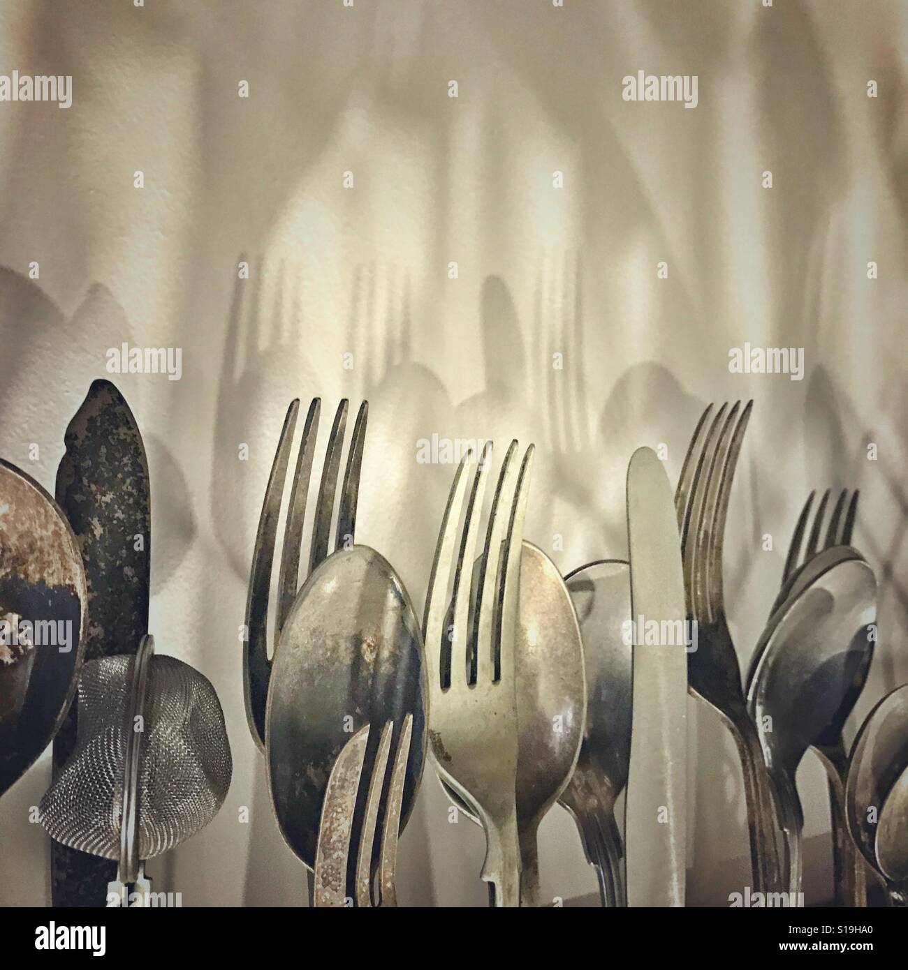Un assortimento di coltelli e forchette e cucchiai Foto stock - Alamy