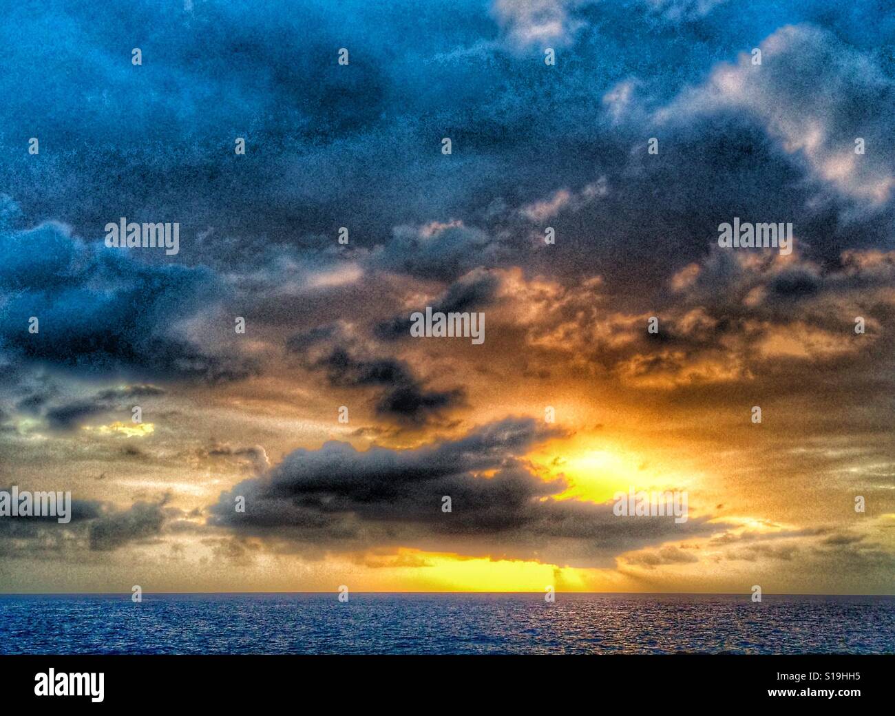 Trasognata drammatico tramonto sul Mare dei Caraibi, West End, Giamaica - Immagine stock catturata con smartphone