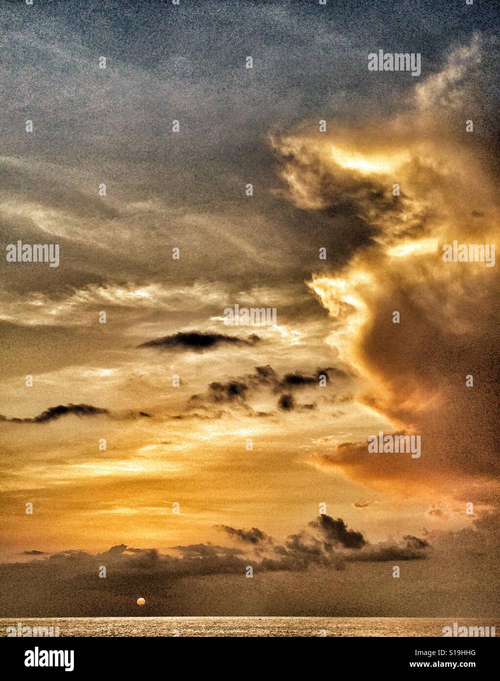 Estate tramonto su una calma il mare dei Caraibi, West End, Giamaica - Immagine stock catturata con smartphone