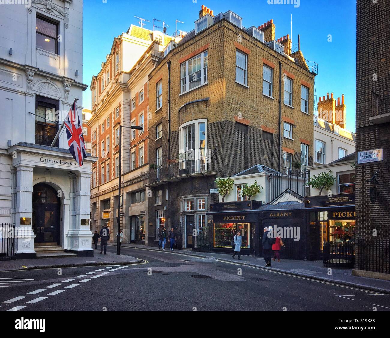 Nella parte finale a sud di Savile Row, due piccole casette fiancheggiano l'ingresso posteriore ad Albany, Londra, Regno Unito. Foto Stock