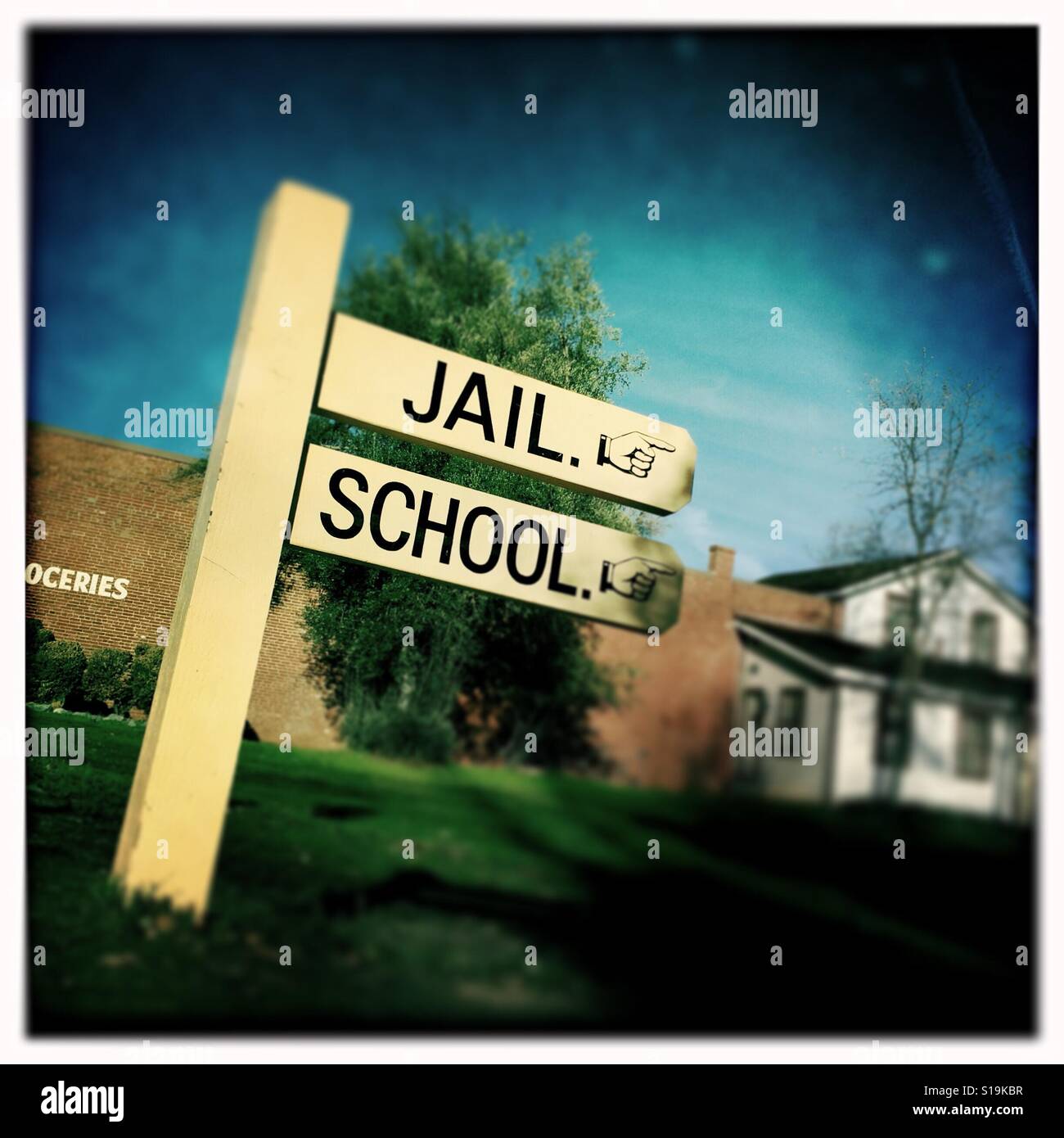 Il carcere e la scuola segno sulla strada principale. Columbia State Historic Park, Columbia, Tuolumne County, California, Stati Uniti d'America - Immagine stock catturata con smartphone
