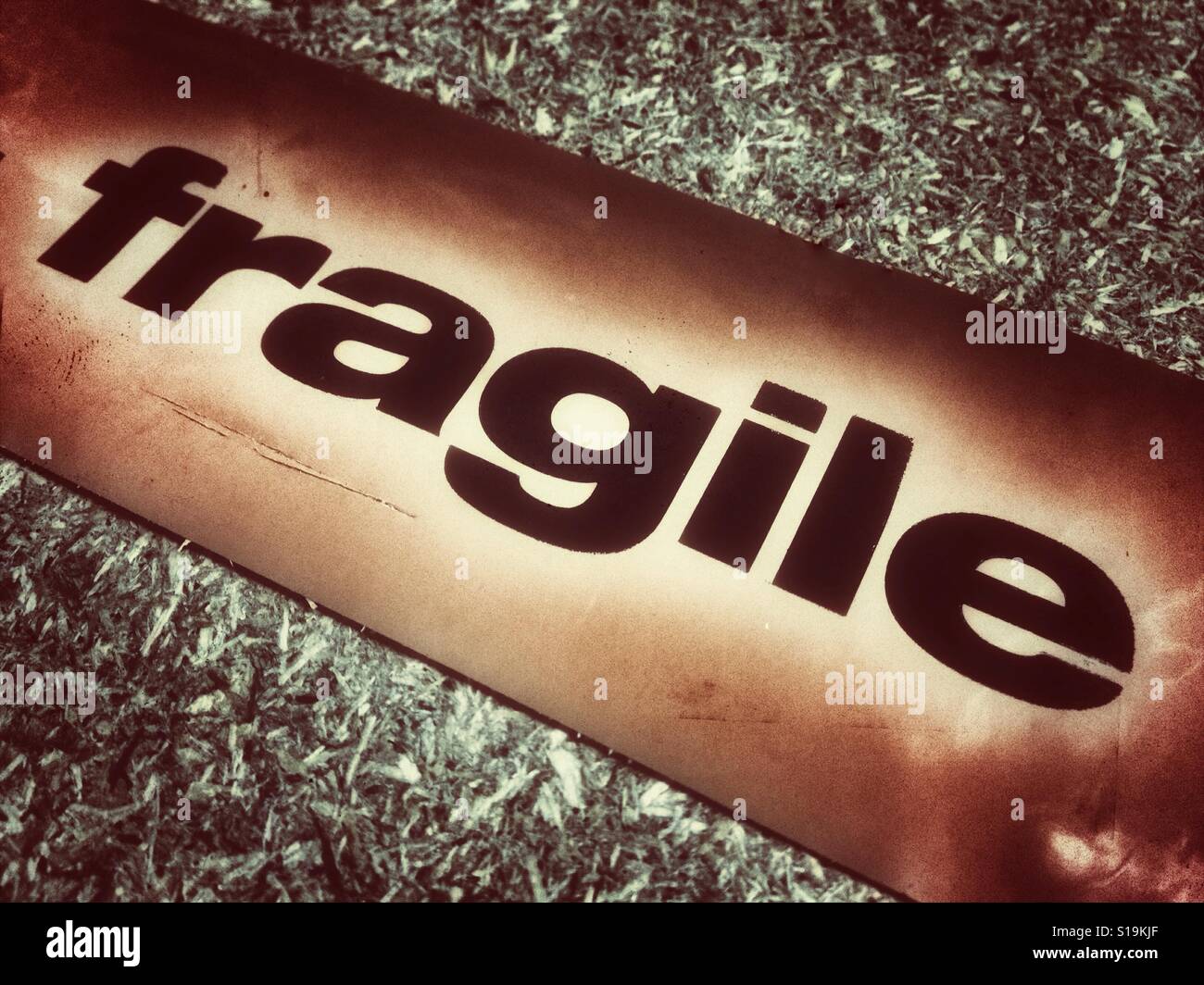 Il testo fragile su uno sfondo drammatico - Immagine stock catturata con smartphone