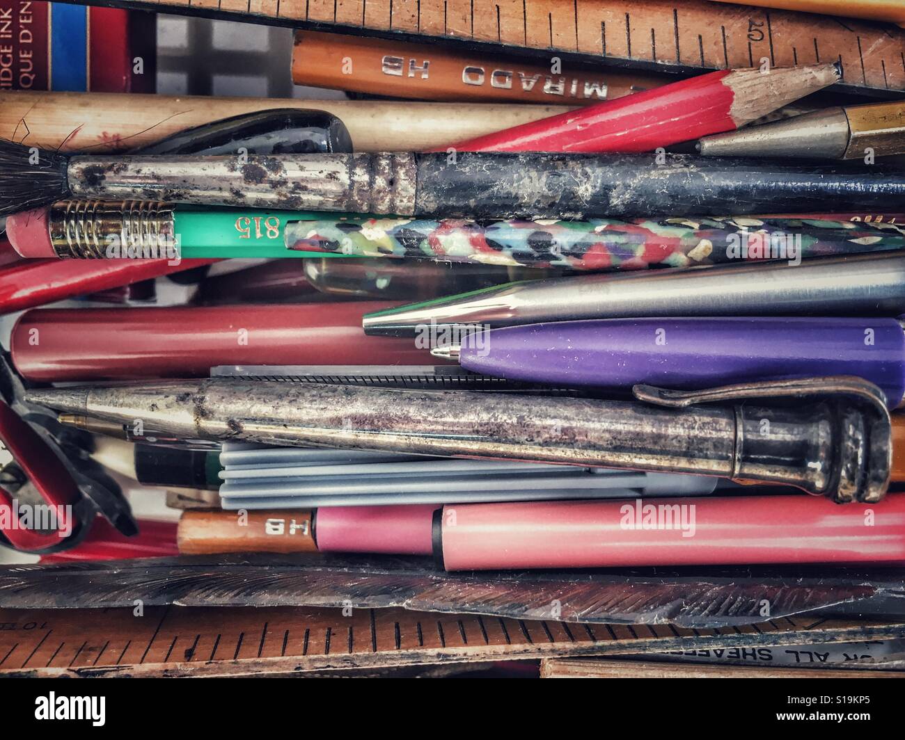 Scatola di vecchie e non così vecchio penne e matite. Foto Stock