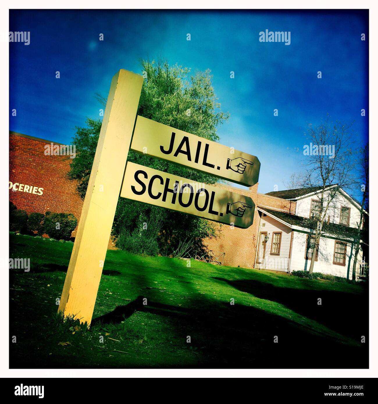 Il carcere e la scuola segno sulla strada principale. Columbia State Historic Park, Columbia, Tuolumne County, California, Stati Uniti d'America - Immagine stock catturata con smartphone