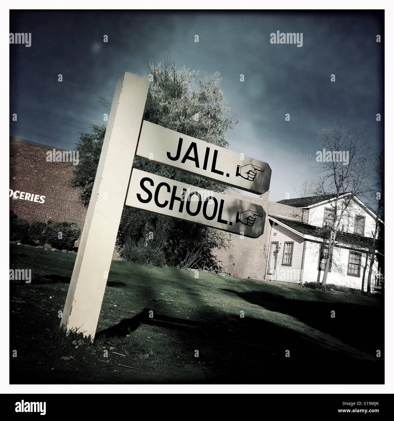 Il carcere e la scuola segno sulla strada principale. Columbia State Historic Park, Columbia, Tuolumne County, California, Stati Uniti d'America - Immagine stock catturata con smartphone