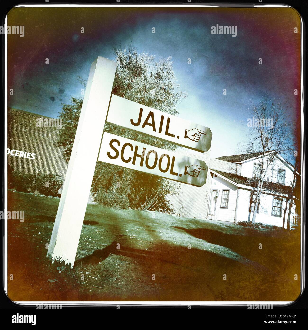 Il carcere e la scuola segno sulla strada principale. Columbia State Historic Park, Columbia, Tuolumne County, California, Stati Uniti d'America - Immagine stock catturata con smartphone