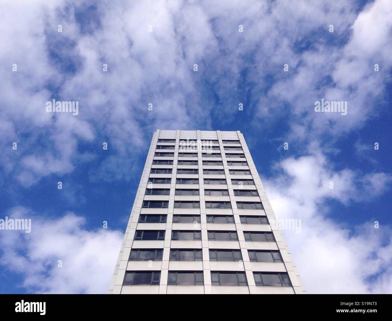 Edificio in contrasto con sky Foto Stock