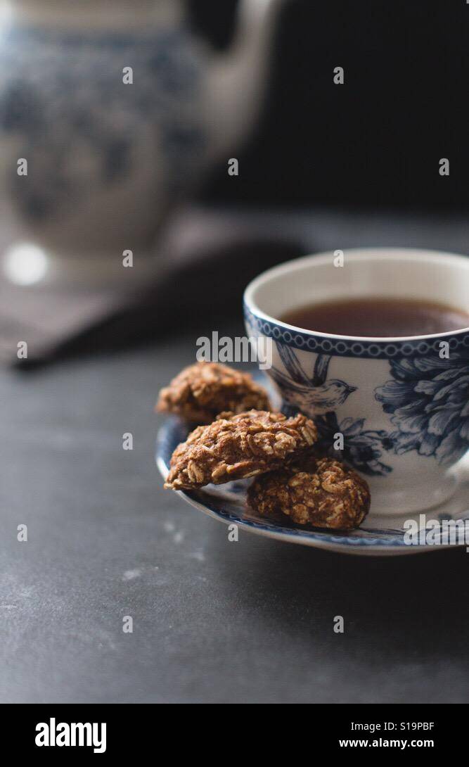 Cookie e tè sul buio Foto Stock