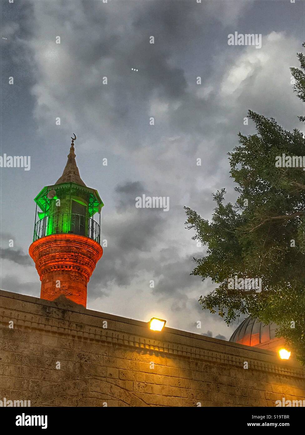 Minareto della moschea con luci - Immagine stock catturata con smartphone