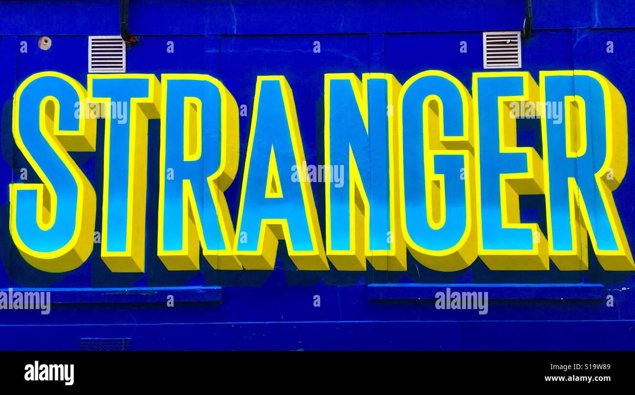 Straniero parola arte di strada vecchia strada. Londra - Immagine stock catturata con smartphone