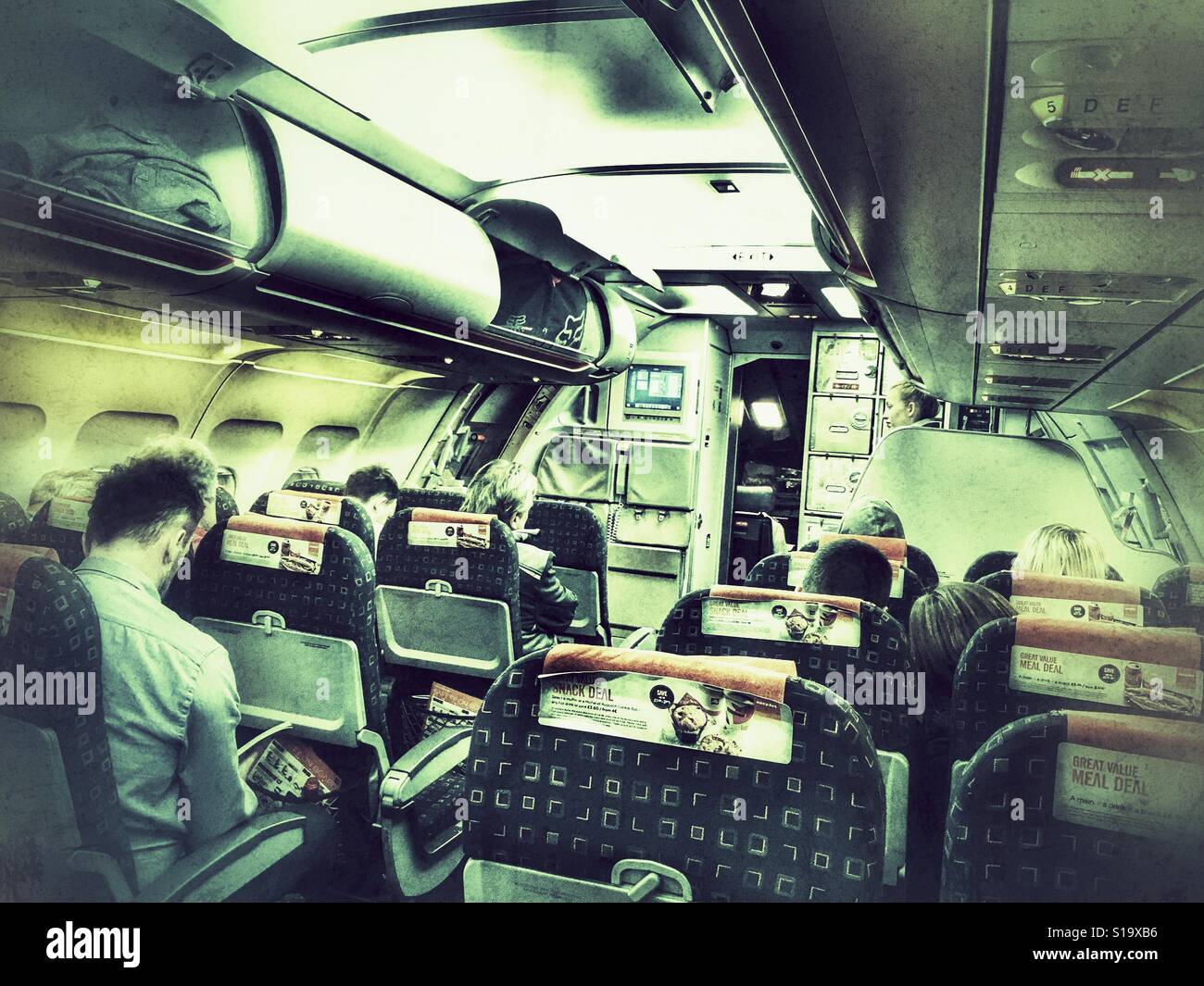 Volo EasyJet, la scena di cabina prima del decollo, in attesa di più passeggeri. - Immagine stock catturata con smartphone