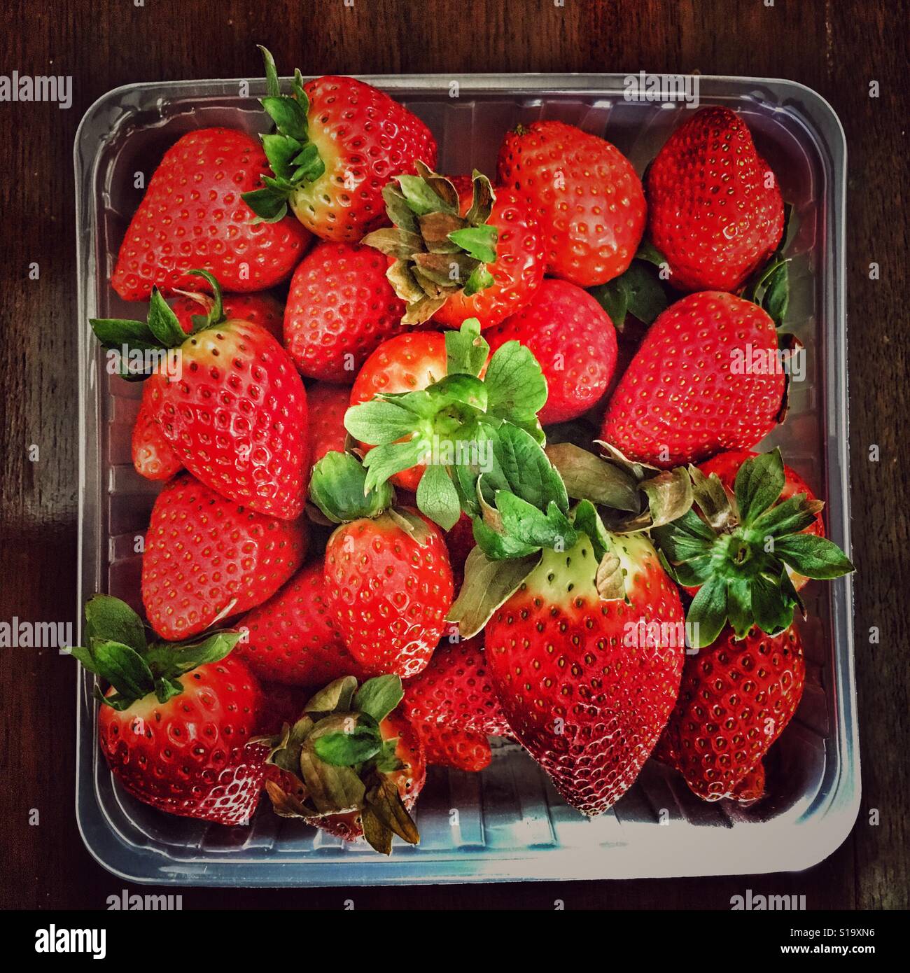 Le fragole in una cestella di materia plastica - Immagine stock catturata con smartphone