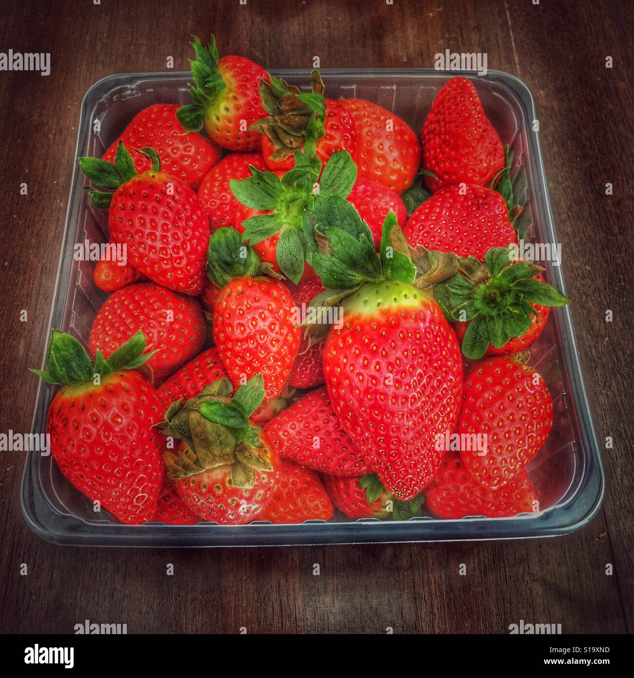 Le fragole in una cestella di materia plastica Foto Stock