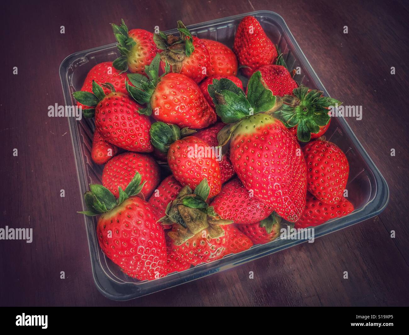 Vaschetta in plastica di fragole fresche Foto Stock