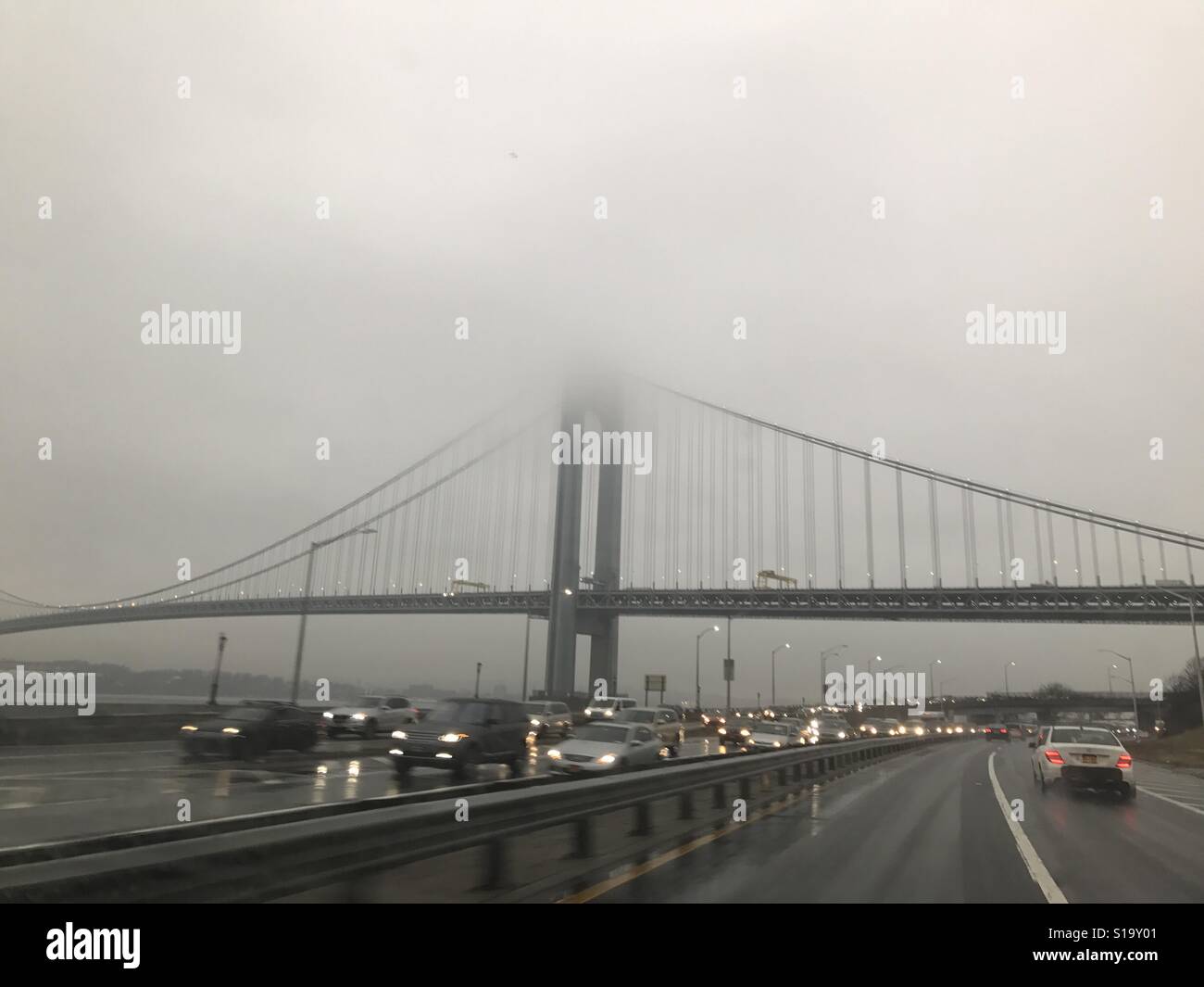 Verrazano-Narrows Bridge,nebbia, inverno, su strada, di automobili Foto Stock