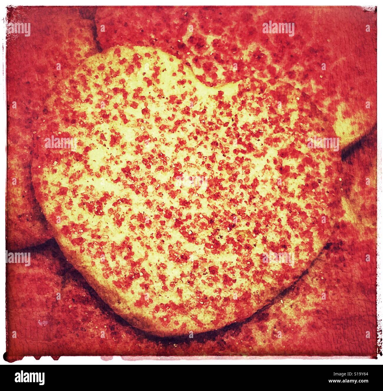 A forma di cuore ad cookie rosso con un pizzico di zucchero - Immagine stock catturata con smartphone