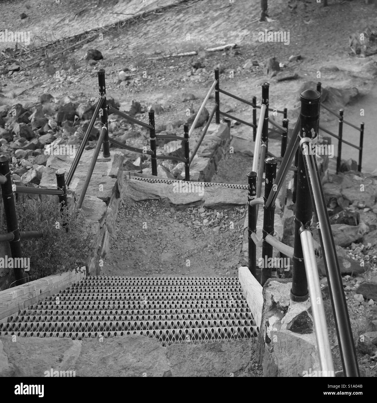 Una scala di attraversare una ripida collina di pura ossidiana presso il grande flusso di ossidiana in Newberry nazionale monumento vulcanica in Oregon centrale su un giorno d'estate. Foto Stock