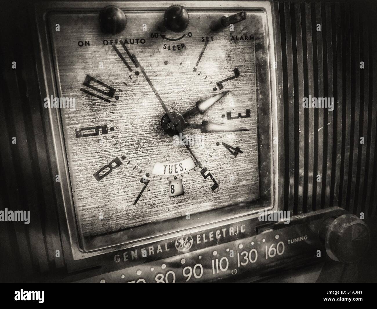 Radiosveglia General Electric vintage - Immagine stock catturata con smartphone