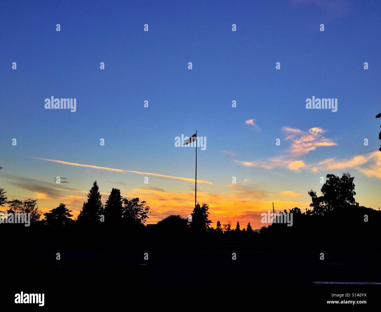 Silhouette di bandiera durante il tramonto Foto Stock