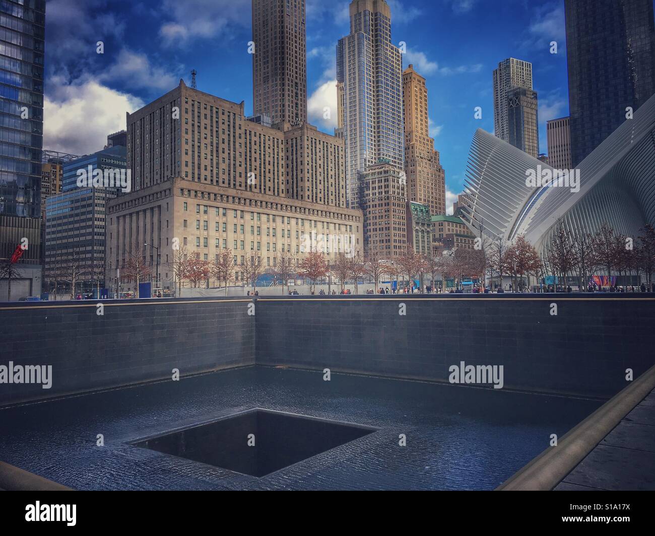 Attacchi terroristici lasciato un buco senza fondo in New York. World Trade Center monumento, 9/11 Memorial & Museum, un omaggio al passato e un luogo di speranza per il futuro. Foto Stock