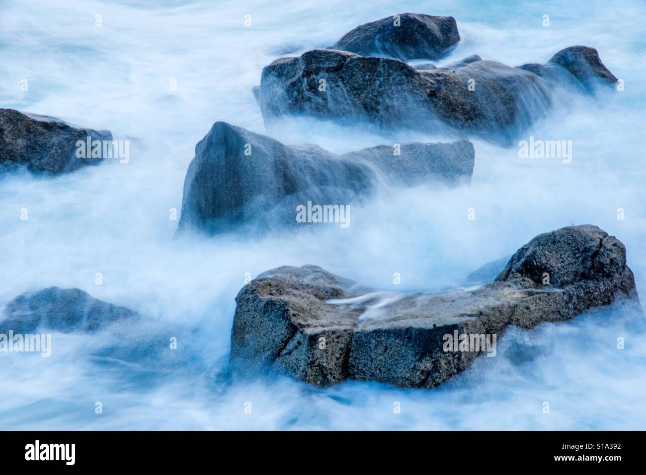 Surf dell'oceano atlantico in esposizione lunga Foto Stock