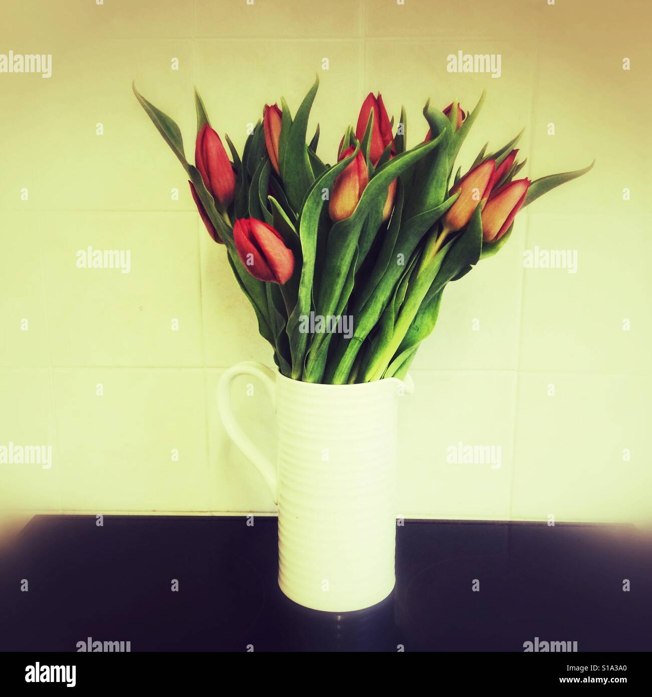 Mazzetto di red tulip fiori - Immagine stock catturata con smartphone