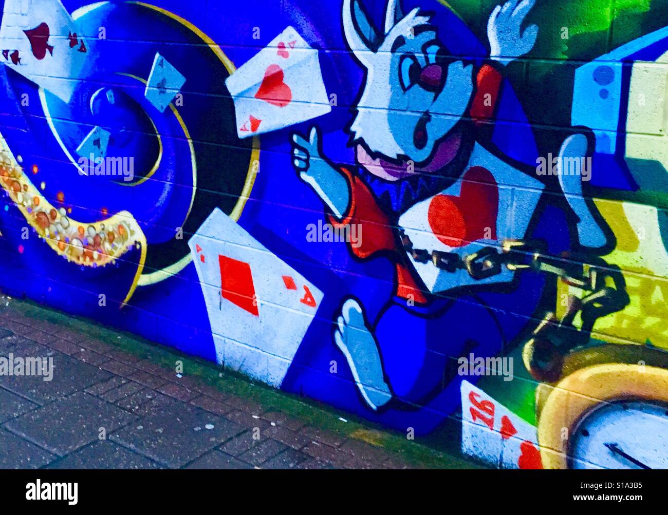 Coniglio Bianco con carte da gioco Street Art Tooting, Londra Foto Stock