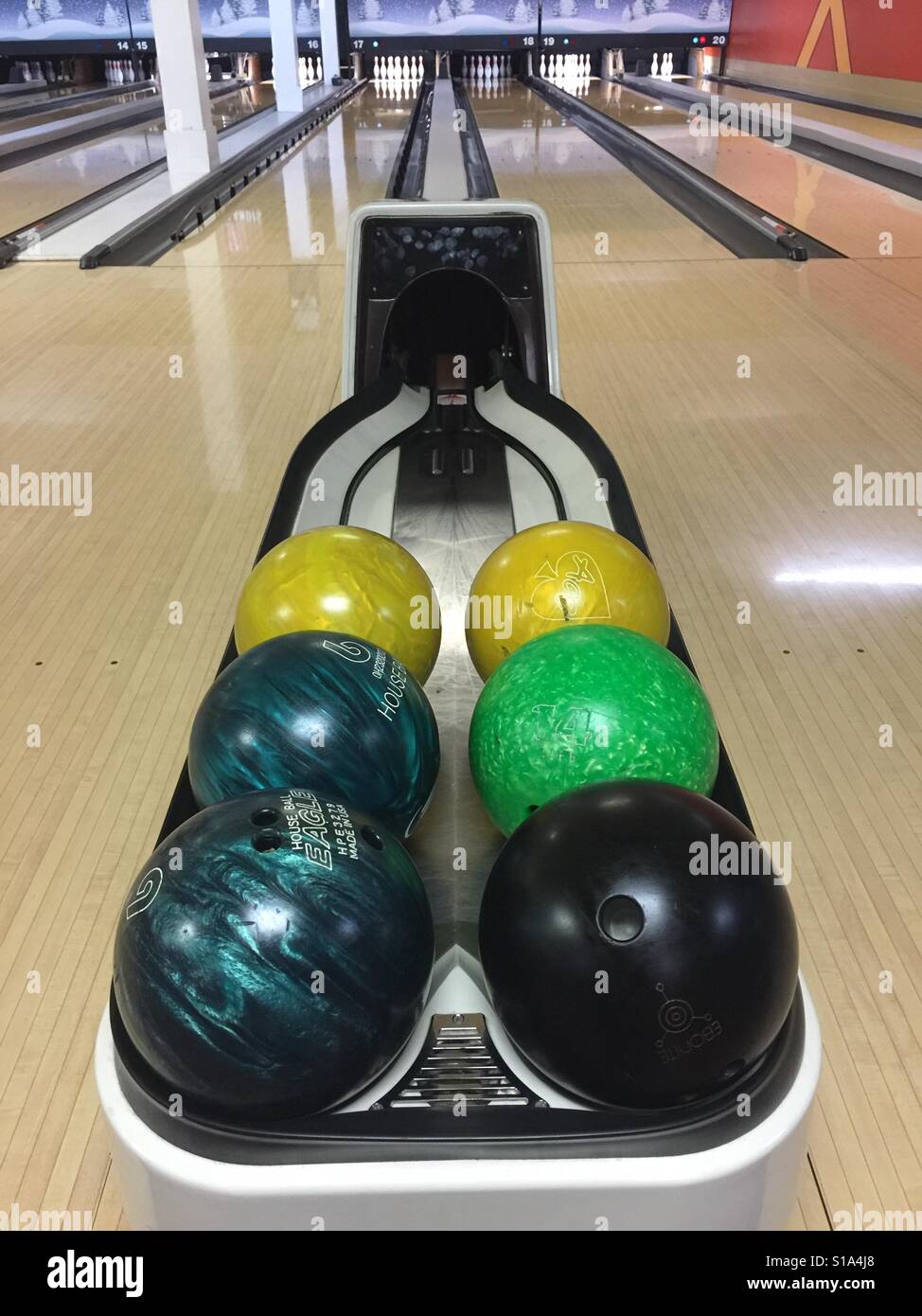 Sei palle da bowling a una pista da bowling - Immagine stock catturata con smartphone